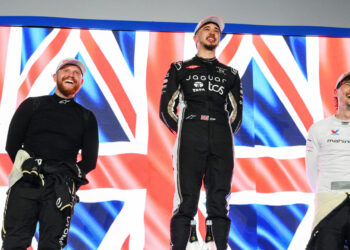 TheBurntChip triumphs at Formula E EVO Sessions in Jeddah as Izzy Hammond walks away from high-speed crash.